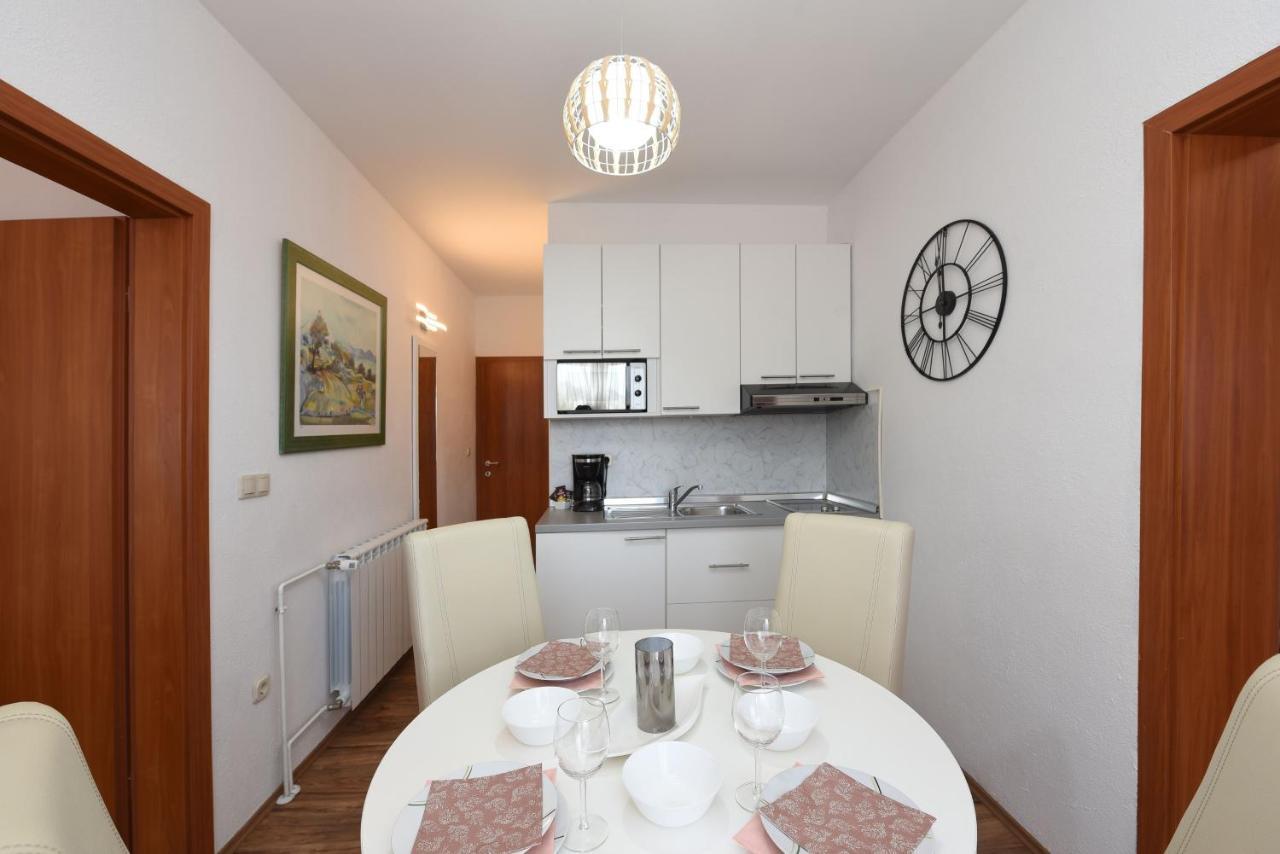 Apartments By The Sea Starigrad, Paklenica - 16421 Екстериор снимка