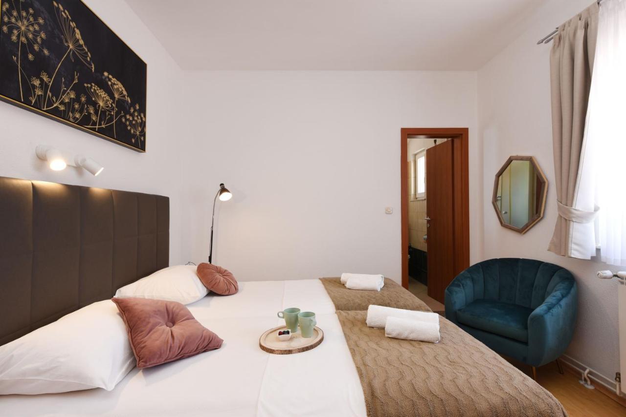 Apartments By The Sea Starigrad, Paklenica - 16421 Екстериор снимка