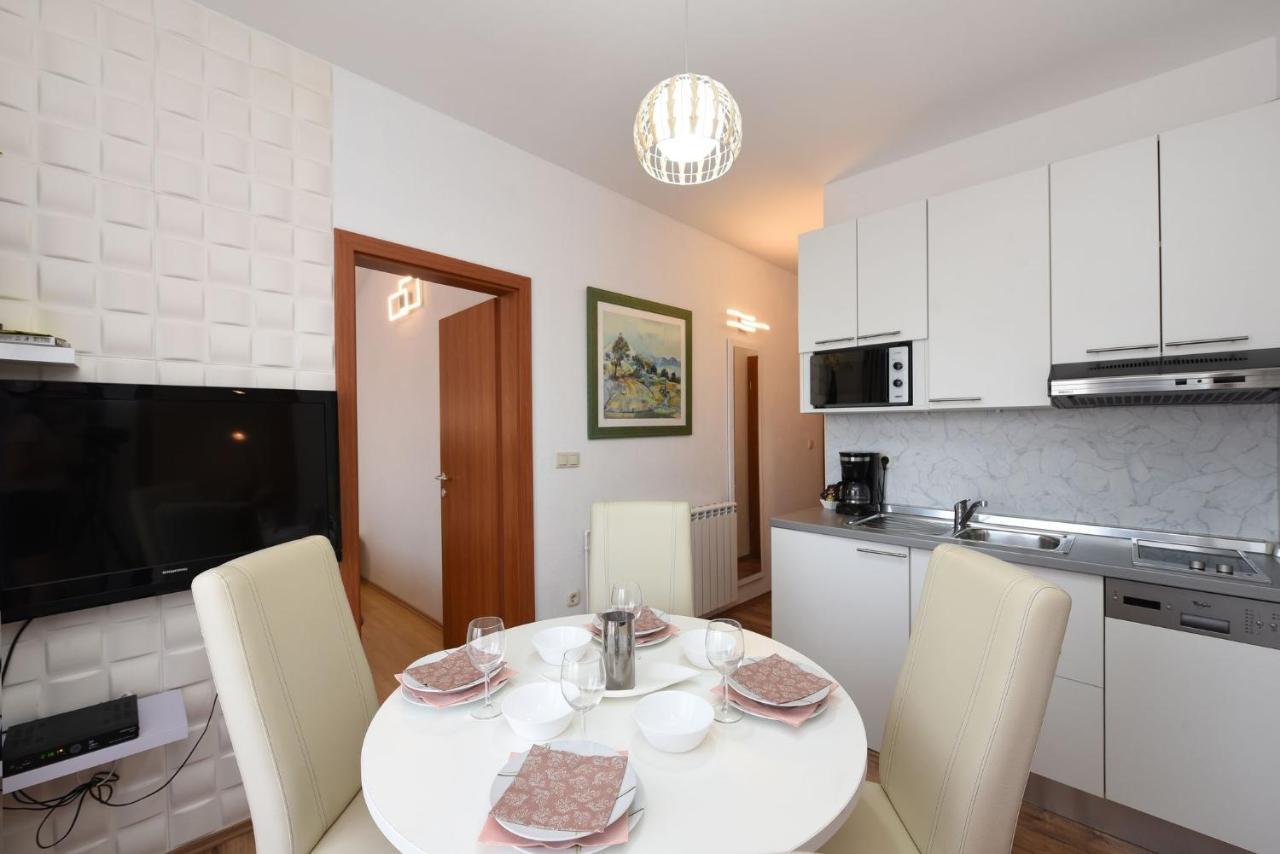 Apartments By The Sea Starigrad, Paklenica - 16421 Екстериор снимка